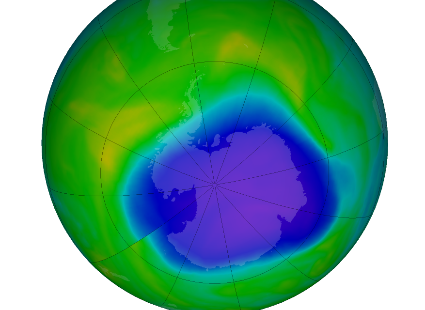Nad Antarktidou se zmítá neobvykle mohutná ozónová díra
